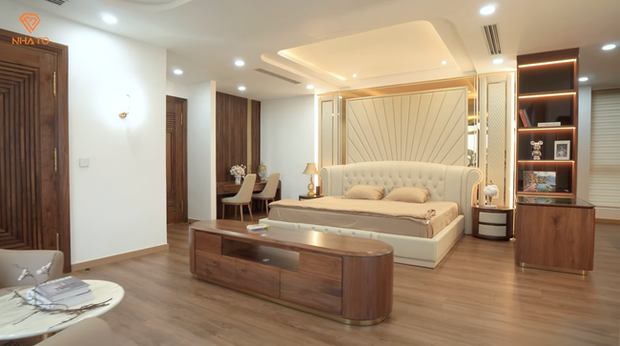 Căn siêu biệt thự trên mảnh đất 700m2 ở Đà Nẵng: Đèn chùm bằng pha lê mạ vàng 24k nặng vài tấn, phòng ngủ cho con trai 3 tuổi rộng gần 80m2 - Ảnh 18.