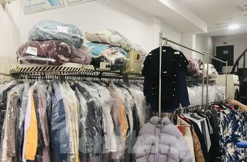 Nồm ẩm kéo dài, dịch vụ giặt là quá tải, thiết bị hút ẩm mini đắt khách