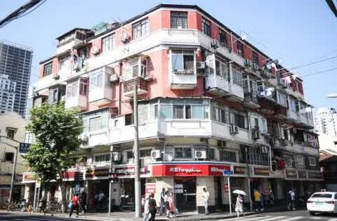 “Tòa nhà giấy” sừng sững giữa đô thị phồn hoa: Không nhà bếp, thiếu nhà vệ sinh, có người phải chui qua “lỗ hổng” vào nhà