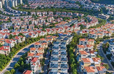 Một doanh nghiệp ở Trung Quốc xây cả khu biệt thự rộng 2.500 mẫu đất làm “phúc lợi” cho nhân viên: Giảm 40% giá, hưởng cuộc sống vương giả, đến làng đại gia nổi tiếng còn thua xa