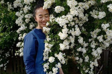 Cô gái trẻ cải tạo đất, mua giống hoa, biến sân nhà thành khu vườn đẹp lung linh