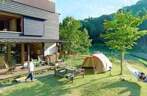 Gia đình 5 người ở trên núi suốt 10 năm, tự làm nhà để sống gần gũi với thiên nhiên