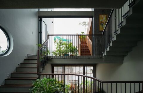 Cách tránh nóng, giảm tiếng ồn và bụi cho nhà hướng Tây
