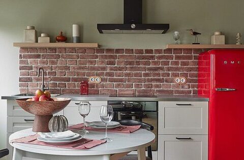 Ấn tượng thiết kế bếp nhỏ có điểm nhấn là bức tường gạch trần