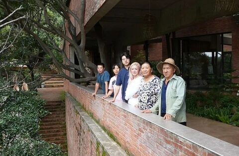 Bỏ cuộc sống ở thành phố, cô gái dùng tiền tiết kiệm 10 năm xây nhà gần 15 tỷ đồng báo hiếu bố mẹ