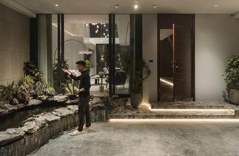 Chiêm ngưỡng ngôi nhà đặt bể cá koi trước sân