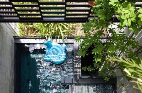 Vợ chồng KTS xây bể bơi ở giữa nhà, không gian thiết kế thoáng mát đến độ quanh năm không dùng đến điều hòa
