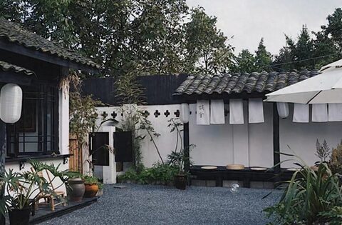 Áp lực cuộc sống phố thị, 9X dành 60 ngày cải tạo nhà cũ 500m2 thành không gian vừa kiếm ra tiền, vừa chill