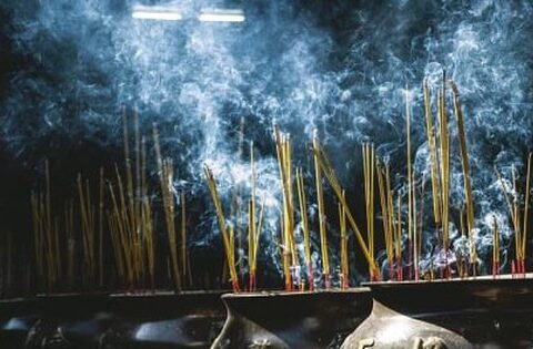 Vì sao người xưa nói không nên thắp hương buổi tối?