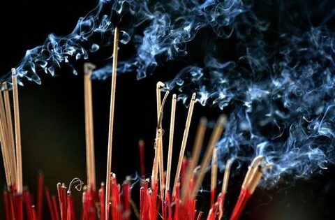 3 khung giờ nên tránh thắp hương