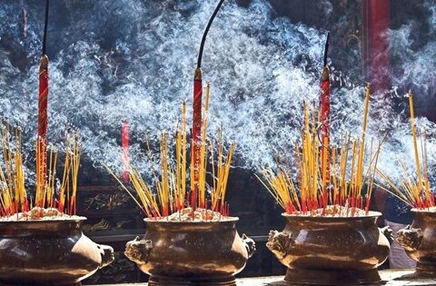 6 lỗi sai khi thắp hương khiến bề trên nổi giận