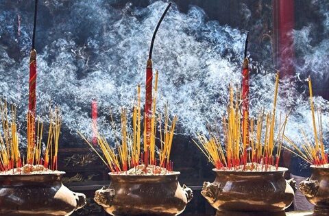 6 điều kiêng kị khi thắp hương ngày Mùng 1