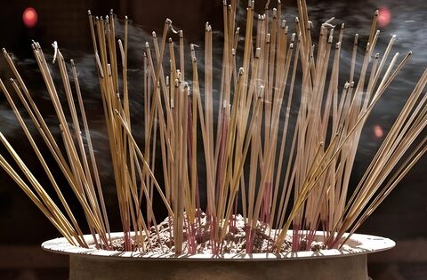 5 thói quen thắp hương tưởng là chu đáo nhưng âm thầm làm bàn thờ nặng khí