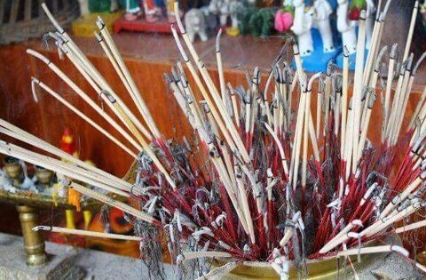 Trước Tết Dương lịch, bàn thờ nhất định phải dọn sạch 3 thứ này